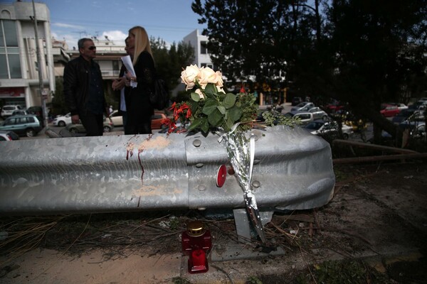 Κόσμος αφήνει λουλούδια στο σημείο που σκοτώθηκε ο Παντελίδης