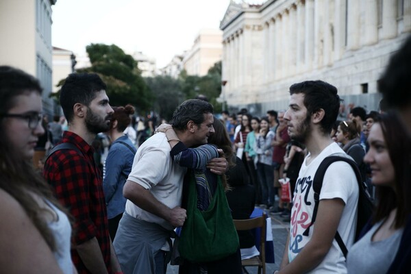 Άγνωστοι μεταξύ τους άνθρωποι μαζεύτηκαν στα Προπύλαια και κοιτάχτηκαν στα μάτια