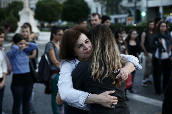 Άγνωστοι μεταξύ τους άνθρωποι μαζεύτηκαν στα Προπύλαια και κοιτάχτηκαν στα μάτια