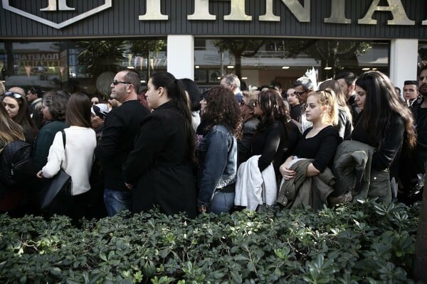 Διάσημοι, φίλοι, συγγενείς και χιλιάδες άνθρωποι ήταν εκεί, για τον Παντελή Παντελίδη