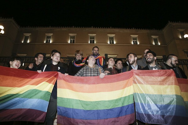 Mε φιλιά στα θεωρεία της Βουλής και πανηγυρισμούς στο Σύνταγμα η υποδοχή του συμφώνου τη νύχτα