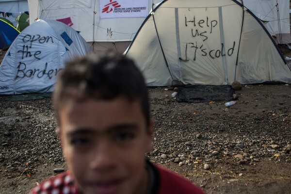 ΠΓΔΜ: Να αδειάσει η Ελλάδα από πρόσφυγες, αλλά «από αέρος»