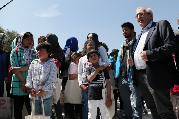 Οικογένειες προσφύγων ξεναγήθηκαν στην Ακρόπολη