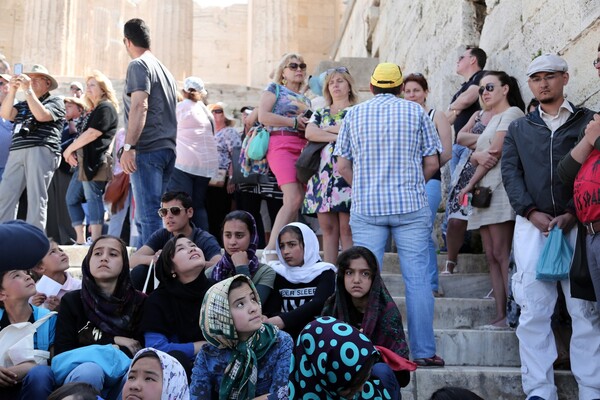 Οικογένειες προσφύγων ξεναγήθηκαν στην Ακρόπολη