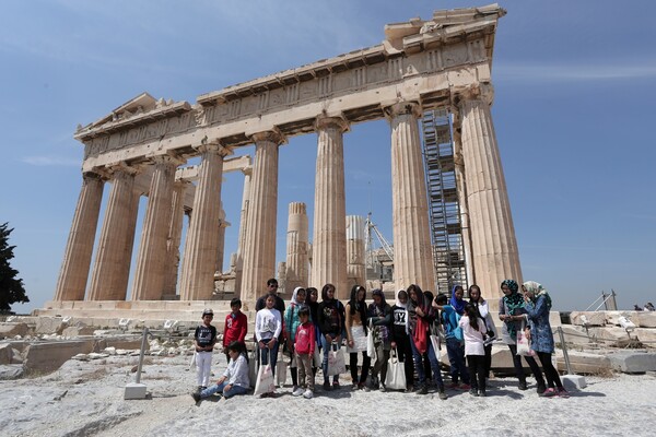 Οικογένειες προσφύγων ξεναγήθηκαν στην Ακρόπολη