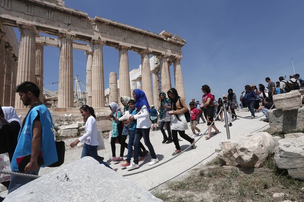 Οικογένειες προσφύγων ξεναγήθηκαν στην Ακρόπολη