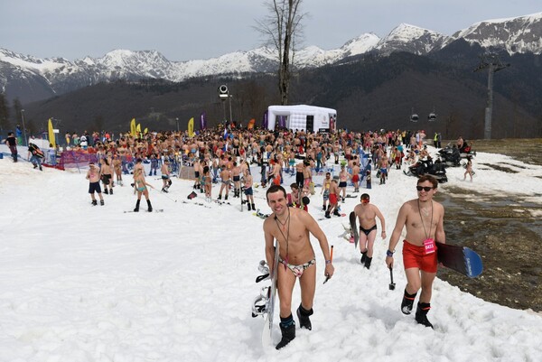 1000 Ρώσοι φόρεσαν τα μαγιό τους και έκαναν σκι για ρεκόρ Γκίνες