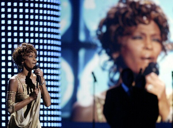 Σε δημοπρασία βραβεία, κοστούμια και διάφορα αντικείμενα της Whitney Houston