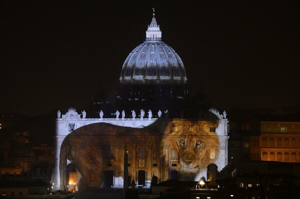Το Βατικανό όπως δεν το έχετε ξαναδεί - Η ομορφιά του πλανήτη καταλαμβάνει την επιβλητική Βασιλική του Αγίου Πέτρου