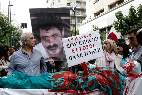 Μαντινάδες για τον Πολάκη και ένταση με τα ΜΑΤ στο συλλαλητήριο για την Υγεία