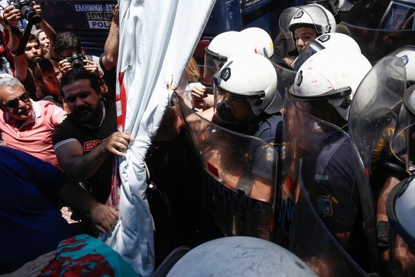 Μαντινάδες για τον Πολάκη και ένταση με τα ΜΑΤ στο συλλαλητήριο για την Υγεία
