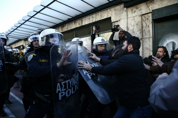 Συμπλοκές, κρότου λάμψης και χημικά στο Σύνταγμα