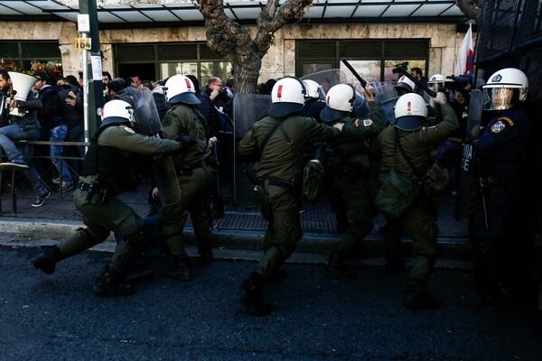 Συμπλοκές, κρότου λάμψης και χημικά στο Σύνταγμα