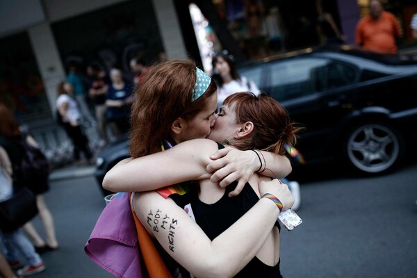 Η gay κοινότητα απαντά στις ροχάλες του Αμβρόσιου με φιλιά έξω από τη Μητρόπολη