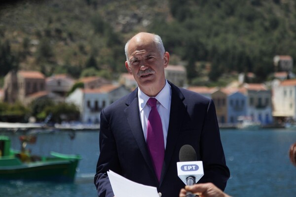 Το 2010 ο Γιώργος Παπανδρέου ανακοινώνει την προσφυγή της Ελλάδας στο ΔΝΤ