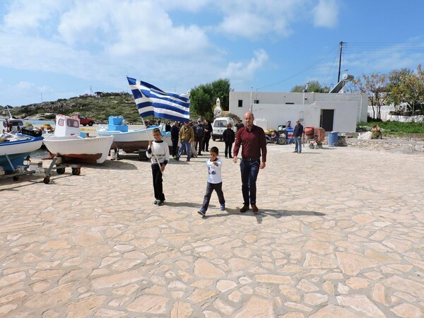 Η συγκινητική παρελάση των Αρκιών - Ο δάσκαλος, οι δύο μοναδικοί μαθητές και οι ελάχιστοι κάτοικοι