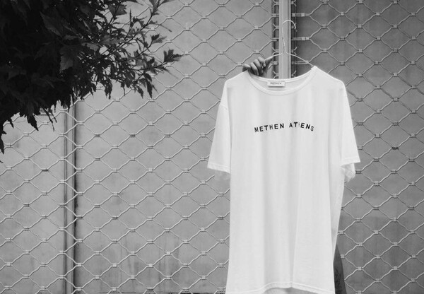 8 δημιουργοί των πιο ιδιαίτερων ελληνικών T-shirts παρουσιάζουν...