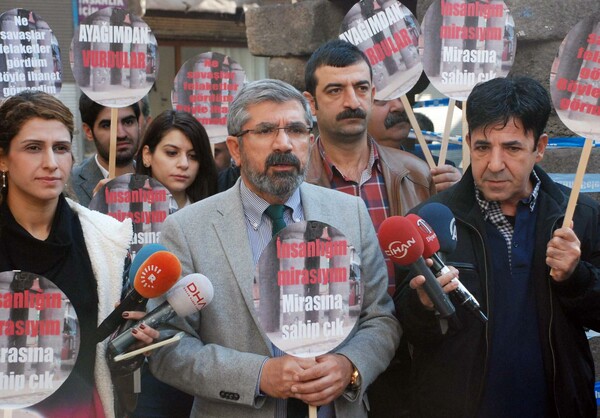 Η αστυνομία στην Τουρκία διέλυσε με κανόνια νερού και δακρυγόνα διαδήλωση για τη δολοφονία του Κούρδου δικηγόρου