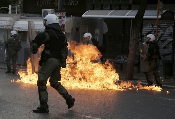 Οι εικόνες καταστροφής και βίας στο Σύνταγμα σήμερα