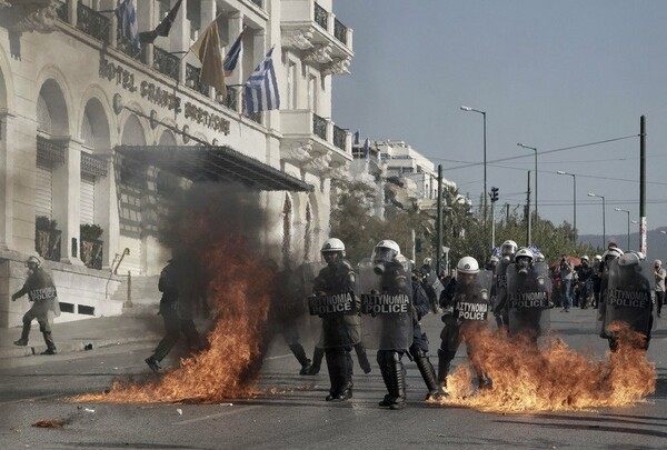 Οι εικόνες καταστροφής και βίας στο Σύνταγμα σήμερα