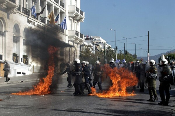 Οι εικόνες καταστροφής και βίας στο Σύνταγμα σήμερα