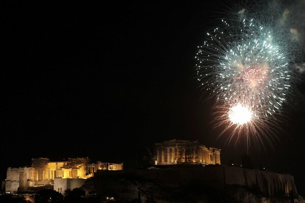 15 εντυπωσιακές εικόνες από τα εκατοντάδες βεγγαλικά που φώτισαν τον Αττικό ουρανό και την Ακρόπολη