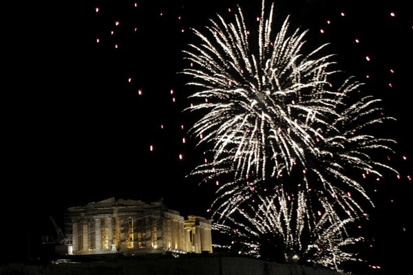 15 εντυπωσιακές εικόνες από τα εκατοντάδες βεγγαλικά που φώτισαν τον Αττικό ουρανό και την Ακρόπολη