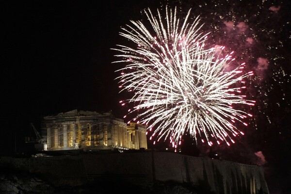 15 εντυπωσιακές εικόνες από τα εκατοντάδες βεγγαλικά που φώτισαν τον Αττικό ουρανό και την Ακρόπολη