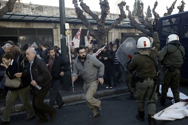 Συμπλοκές, κρότου λάμψης και χημικά στο Σύνταγμα