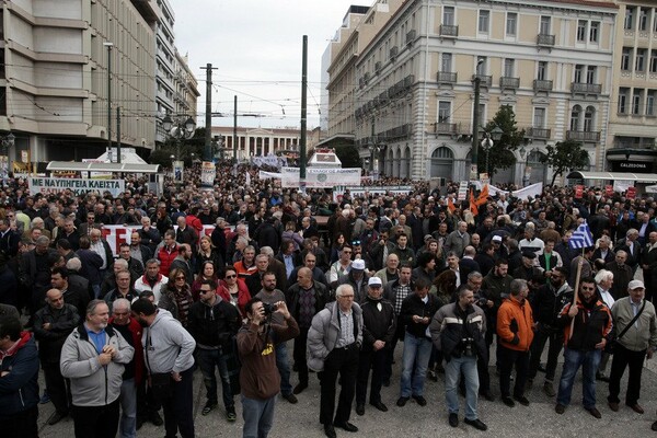 Aσφυκτικά γεμάτο το κέντρο της Αθήνας - Σε εξέλιξη αυτή την ώρα οι μεγάλες συγκεντρώσεις