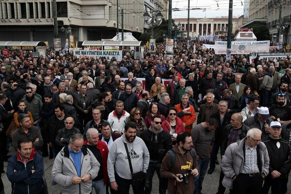 Aσφυκτικά γεμάτο το κέντρο της Αθήνας - Σε εξέλιξη αυτή την ώρα οι μεγάλες συγκεντρώσεις