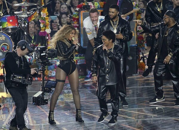 Η Beyonce έδωσε ένα επικό σόου στο χθεσινό Super Bowl!