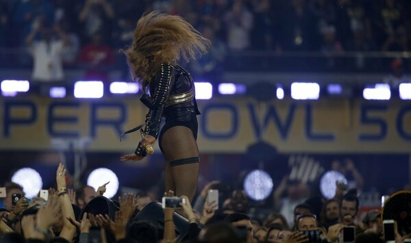 Η Beyonce έδωσε ένα επικό σόου στο χθεσινό Super Bowl!