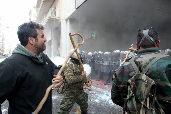 Φωτογραφίες από την έφοδο των αγροτών στο Υπουργείο Ανάπτυξης - Πεδίο μάχης το κέντρο της Αθήνας