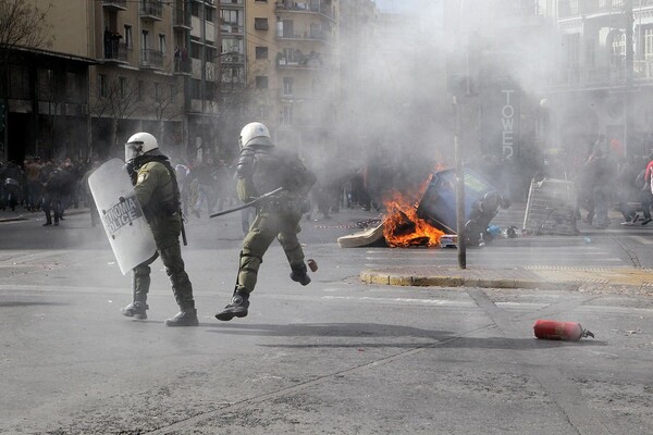 Φωτογραφίες από την έφοδο των αγροτών στο Υπουργείο Ανάπτυξης - Πεδίο μάχης το κέντρο της Αθήνας