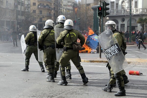 Φωτογραφίες από την έφοδο των αγροτών στο Υπουργείο Ανάπτυξης - Πεδίο μάχης το κέντρο της Αθήνας