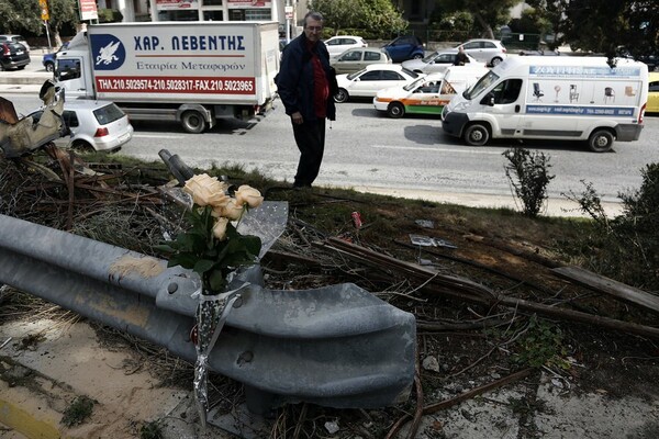 Κόσμος αφήνει λουλούδια στο σημείο που σκοτώθηκε ο Παντελίδης