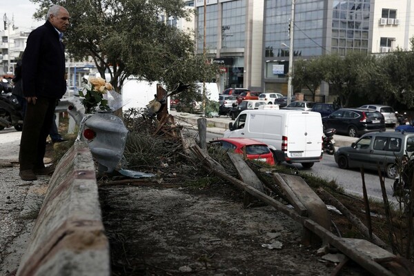 Κόσμος αφήνει λουλούδια στο σημείο που σκοτώθηκε ο Παντελίδης