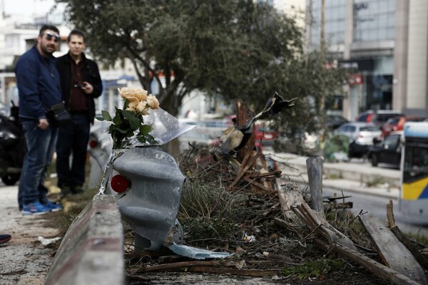 Κόσμος αφήνει λουλούδια στο σημείο που σκοτώθηκε ο Παντελίδης