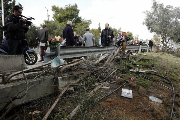 Κόσμος αφήνει λουλούδια στο σημείο που σκοτώθηκε ο Παντελίδης