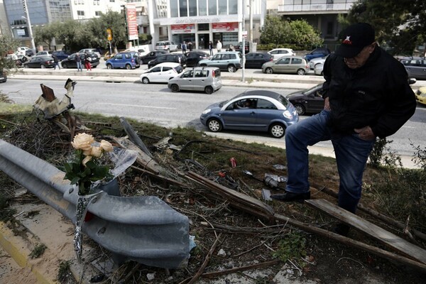 Κόσμος αφήνει λουλούδια στο σημείο που σκοτώθηκε ο Παντελίδης