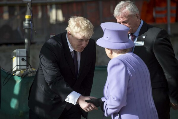 Η Μεγάλη Βρετανία βαφτίζει "Ελισάβετ" τη νέα γραμμή του μετρό του Λονδίνου προς τιμήν της Βασίλισσας