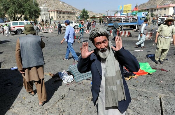 80 νεκροί και εκατοντάδες τραυματίες σε μια από τις πιο αιματηρές επιθέσεις στην Καμπούλ