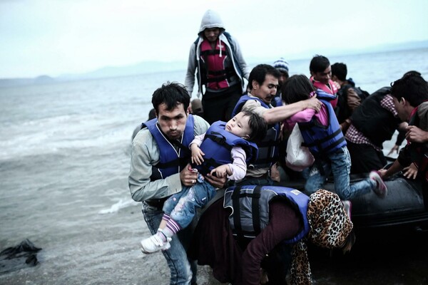 Ο Άγγελος Τζωρτζίνης στoυς φιναλίστ του διαγωνισμού SONY 2016 με συγκλονιστικές εικόνες προσφύγων στα ελληνικά νησιά