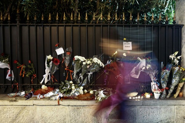 #JeSuisParis - Το δημαρχείο της Αθήνας στα χρώματα της Γαλλικής σημαίας