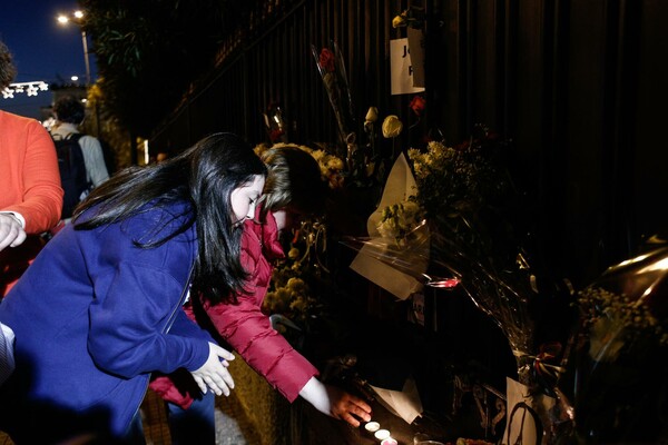 #JeSuisParis - Το δημαρχείο της Αθήνας στα χρώματα της Γαλλικής σημαίας