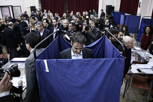 Θερμή υποδοχή και selfie για τον Καραμανλή στις κάλπες - Δηλώσεις του Μητσοτάκη μετά τη ψήφο του