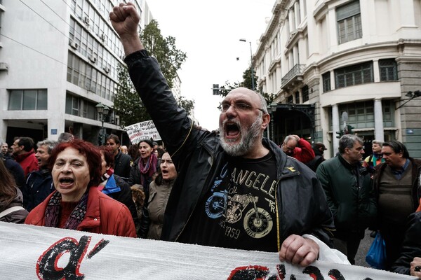 Μεγάλη διαδήλωση και συνθήματα κατά Κατρούγκαλου και ασφαλιστικού στην Αθήνα