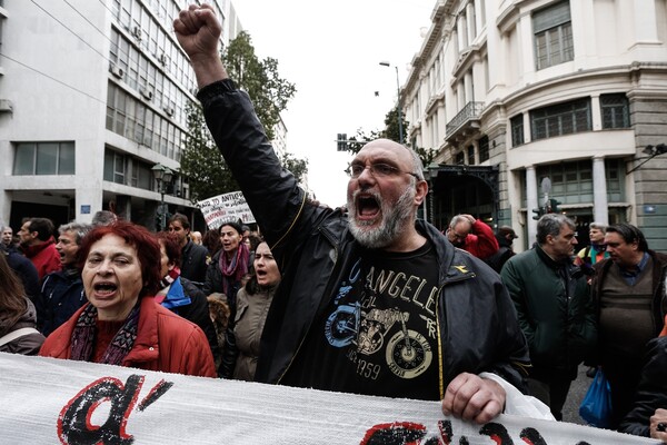 Συγκέντρωση διαμαρτυρίας της ΑΔΕΔΥ έξω από το Χίλτον στις 4 Απριλίου