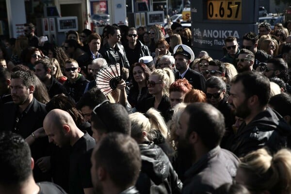 Διάσημοι, φίλοι, συγγενείς και χιλιάδες άνθρωποι ήταν εκεί, για τον Παντελή Παντελίδη